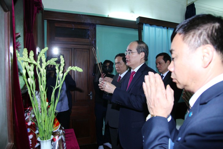 Нгуен Тхиен Нян зажег благовония в память о президенте Хо Ши Мине - ảnh 1